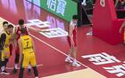 中國(guó)男籃險(xiǎn)勝危機(jī)，四連勝仍憂心，失誤27次顯隱患。