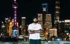 詹姆斯上海打卡東方明珠，秀鞋技打高爾夫。